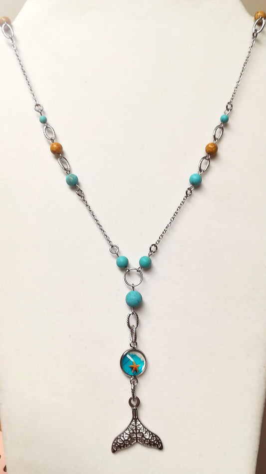 Collier long queue de baleine